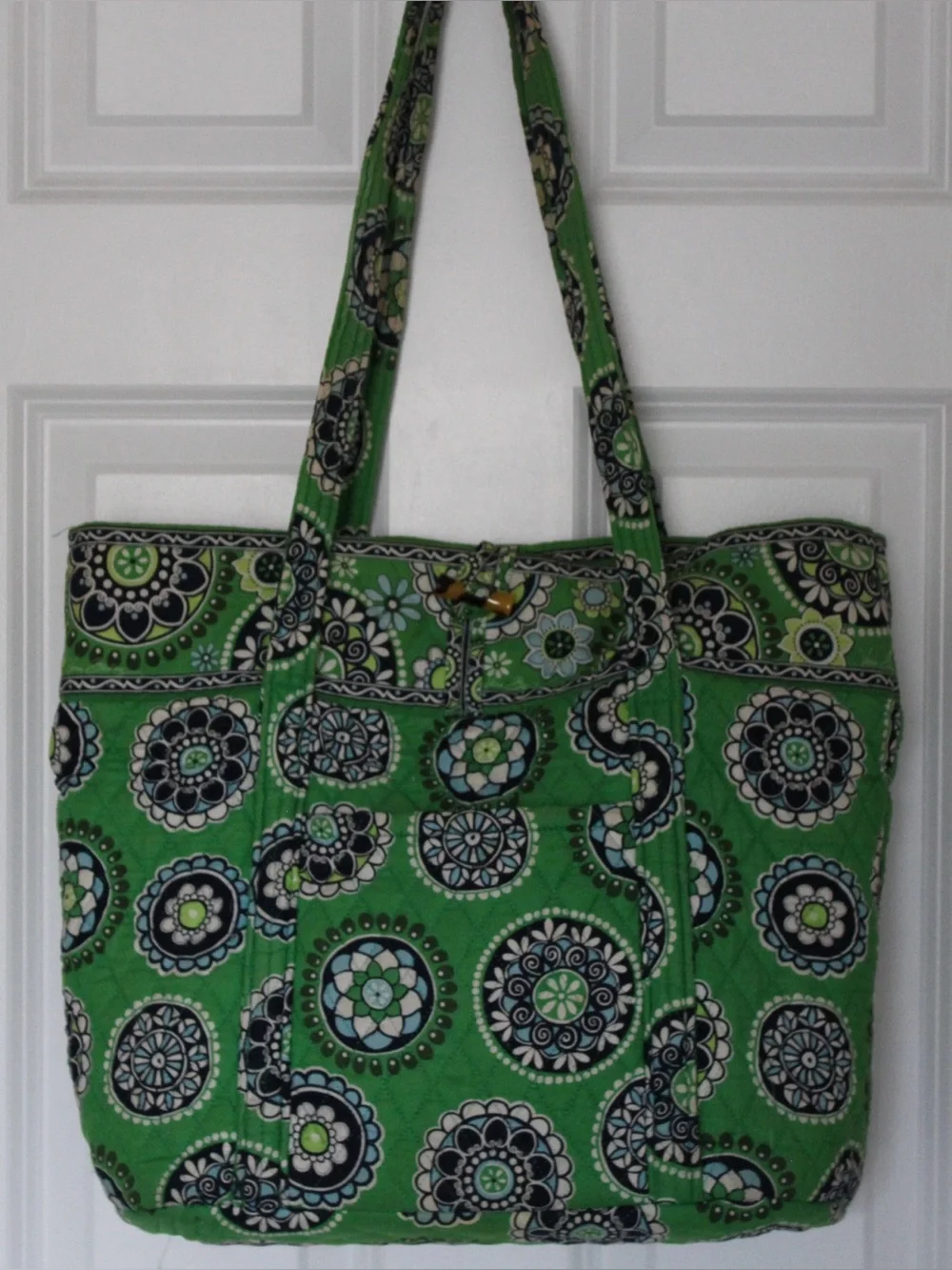 VERA BRADLEY Green Cupcakes retired print Large Toggle Tote Bag